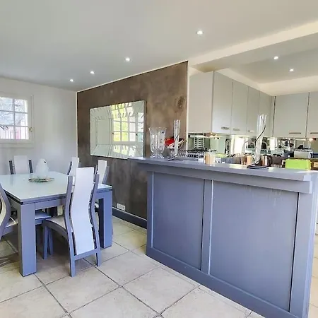 Vakantiehuis Maison Pour 8 Personnes, Avec Piscine *